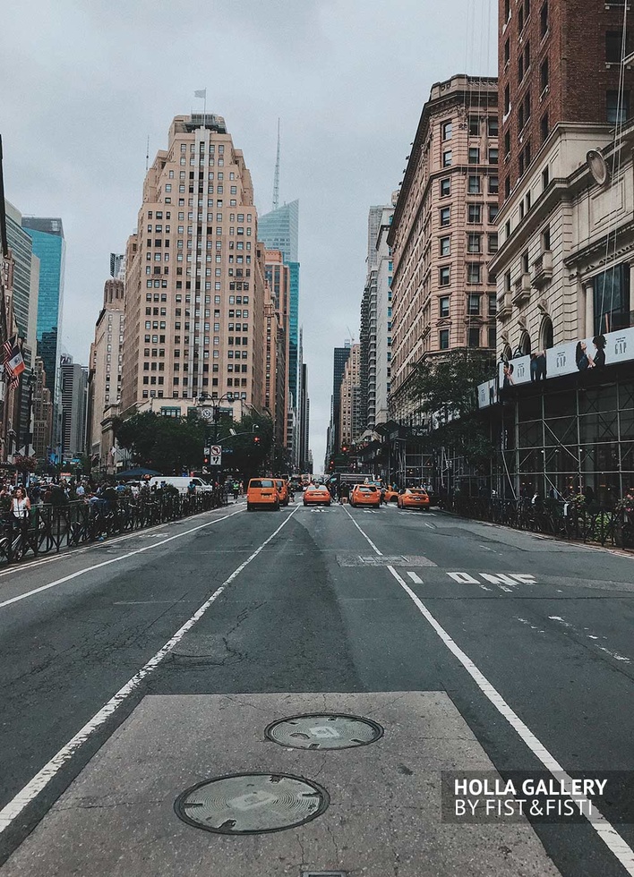 Перспектива улицы Нью-Йорка с желтыми такси в ряд среди небоскребов, США. Постер