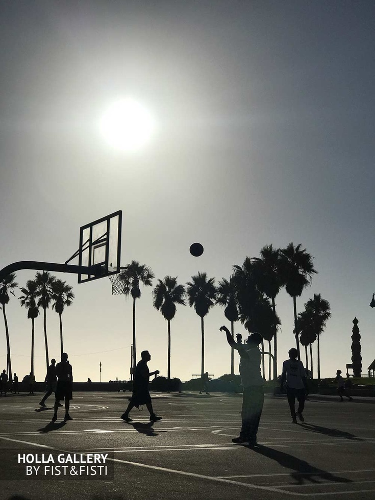 Баскетбольная площадка в Venice Beach Los Angeles, США. Пальмы.