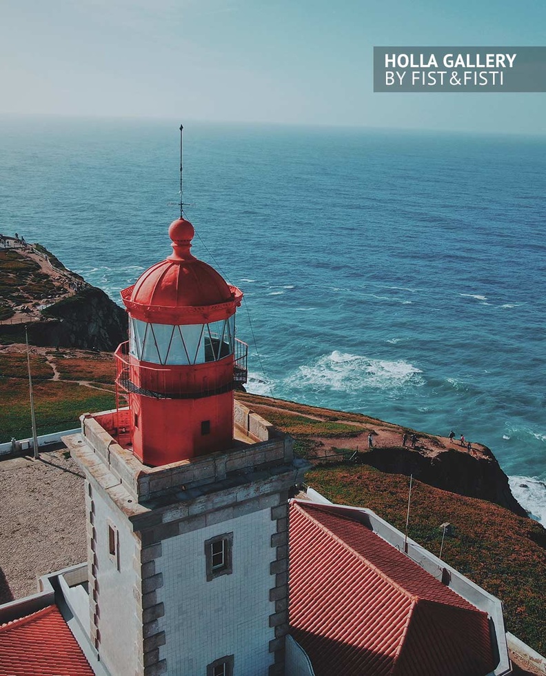 Вид сверху на маяк в Португалии. Мыс Рока и Атлантический океан. Фотография для интерьера