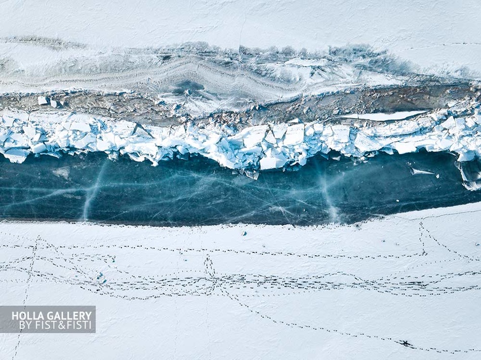 Граница замерзшего озера Байкал и его побережья. Иркутская область и Бурятия. Зимний плакат на стену