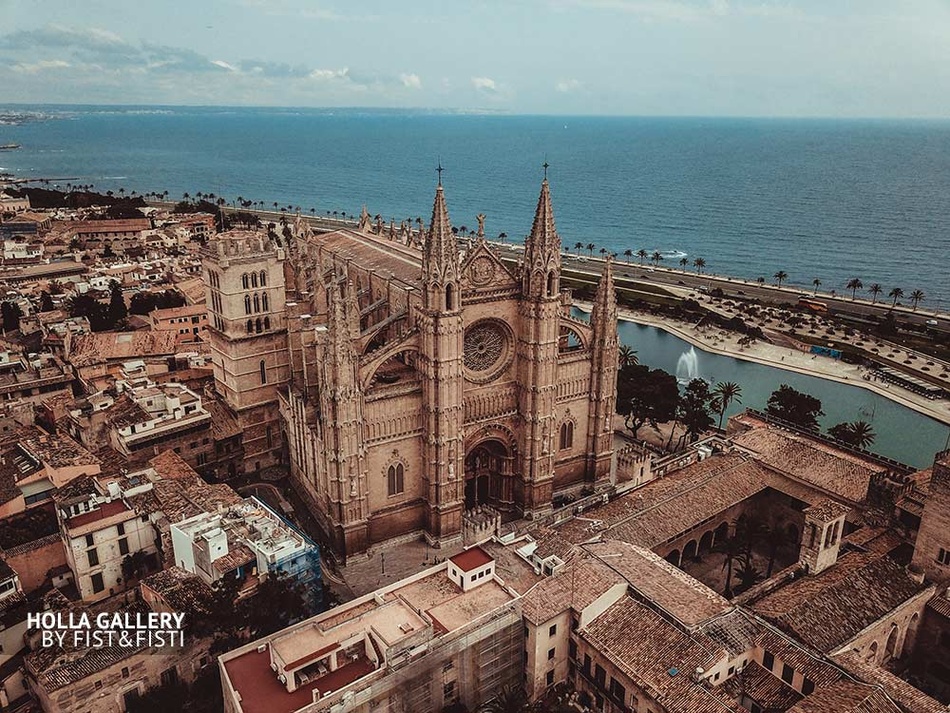 Пальмский собор на Майорке, фото с коптера на фоне Средизменого моря. Испания
