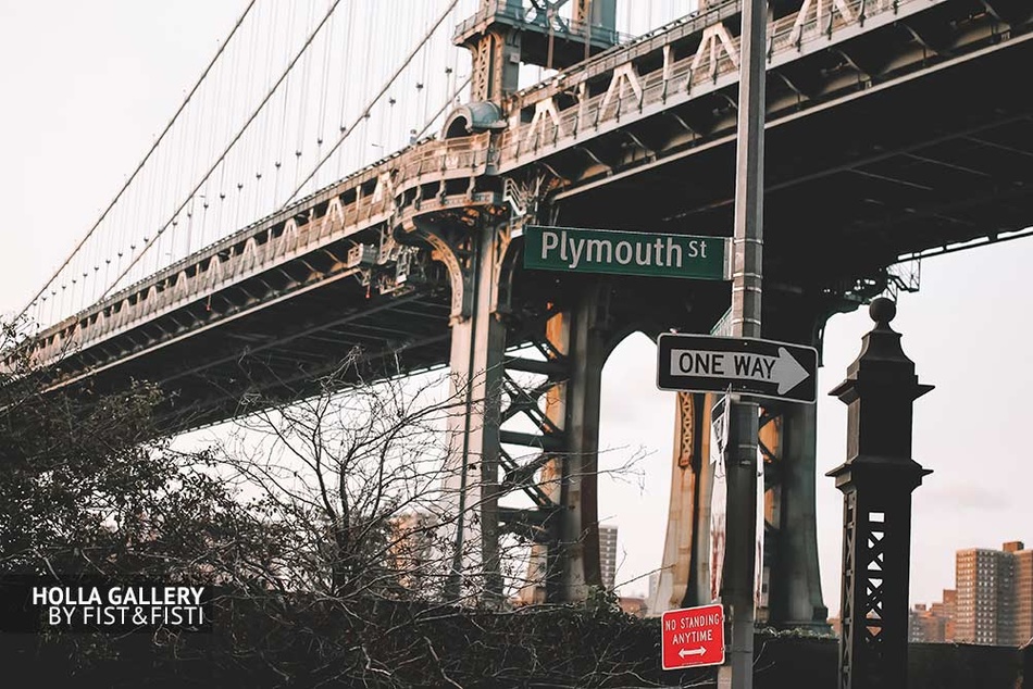 Вид на мост в Нью-Йорке и дорожные знаки