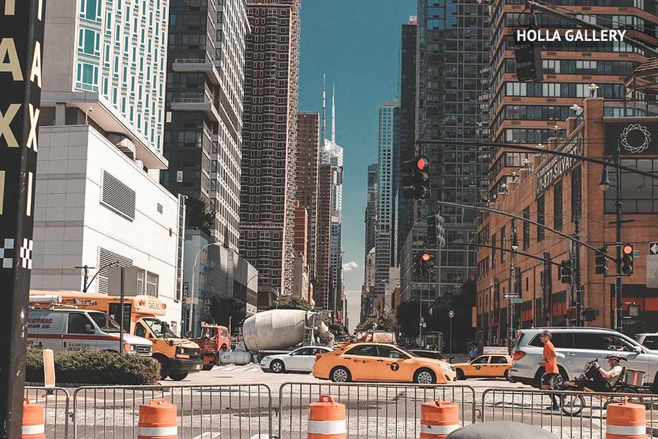 Улицы с машинами и небоскребами в Нью-Йорке