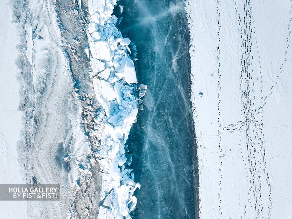 Глыбы льда на побережье зимнего Байкала. Граница между водой и берегом. Фото Байкала с коптера. Плакат для дизайна квартиры