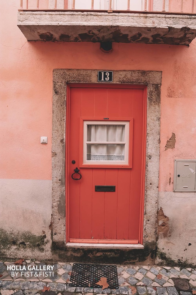 Красивая красная дверь на улице Лиссабона.