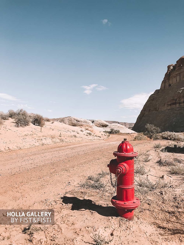 Красный гидрант посреди пустыни в Юте.