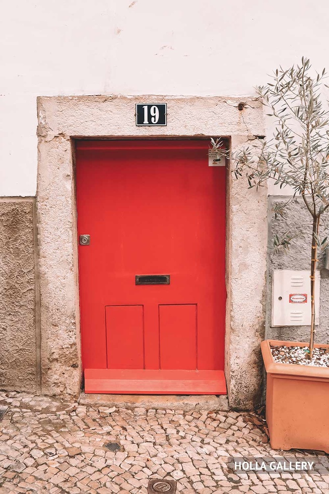 Красная дверь у дома в Лиссабоне