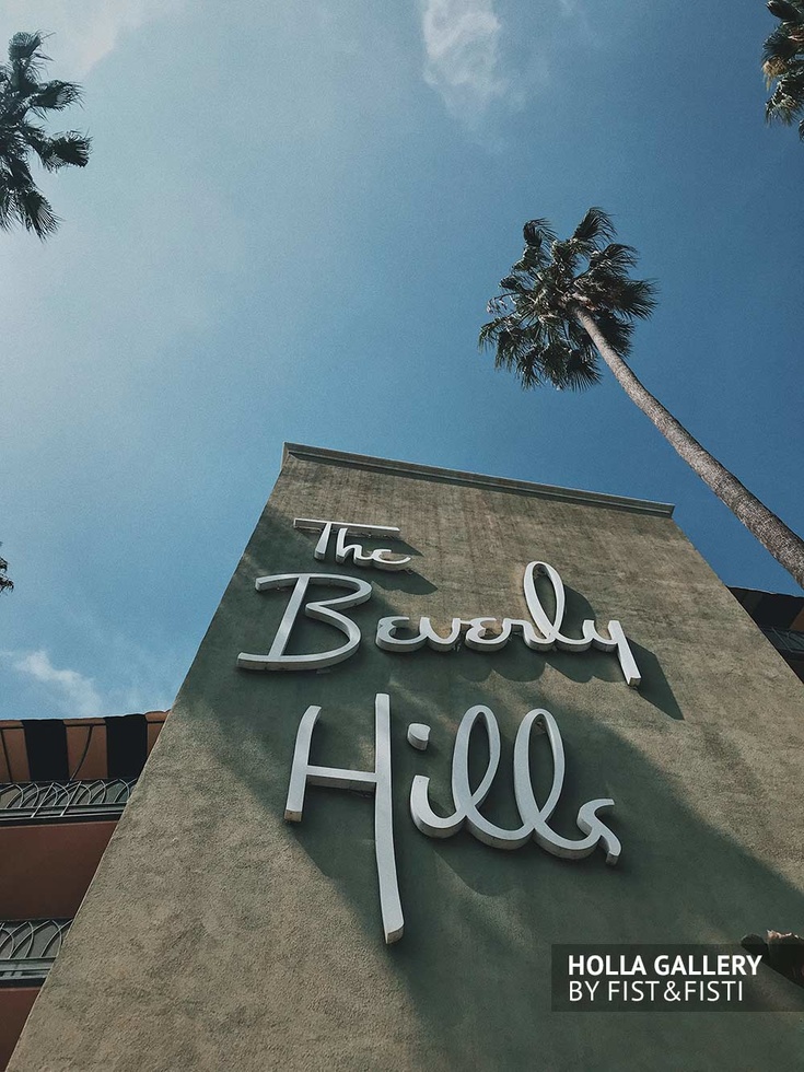 Стена отеля Beverly Hills на фоне пальм и неба. Фото плакат