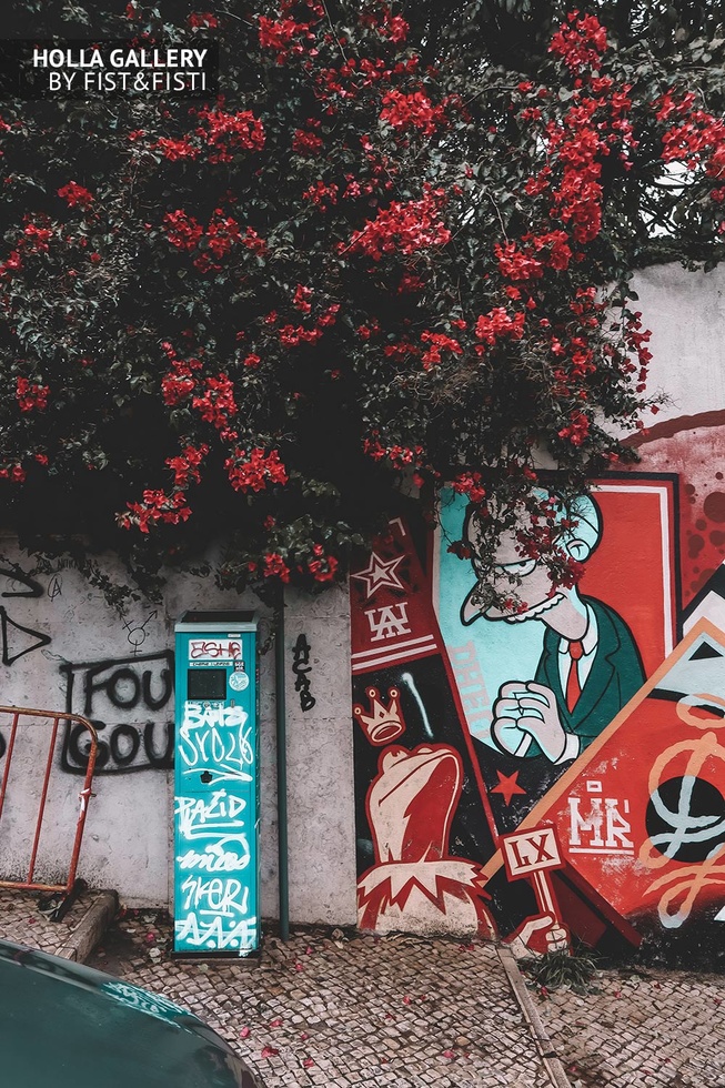 Граффити в стиле Симпсонов на фоне рябины в Лиссабоне.