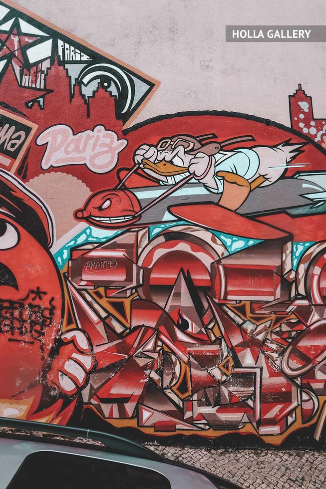 Абстрактное граффити на стене в Лиссабоне.