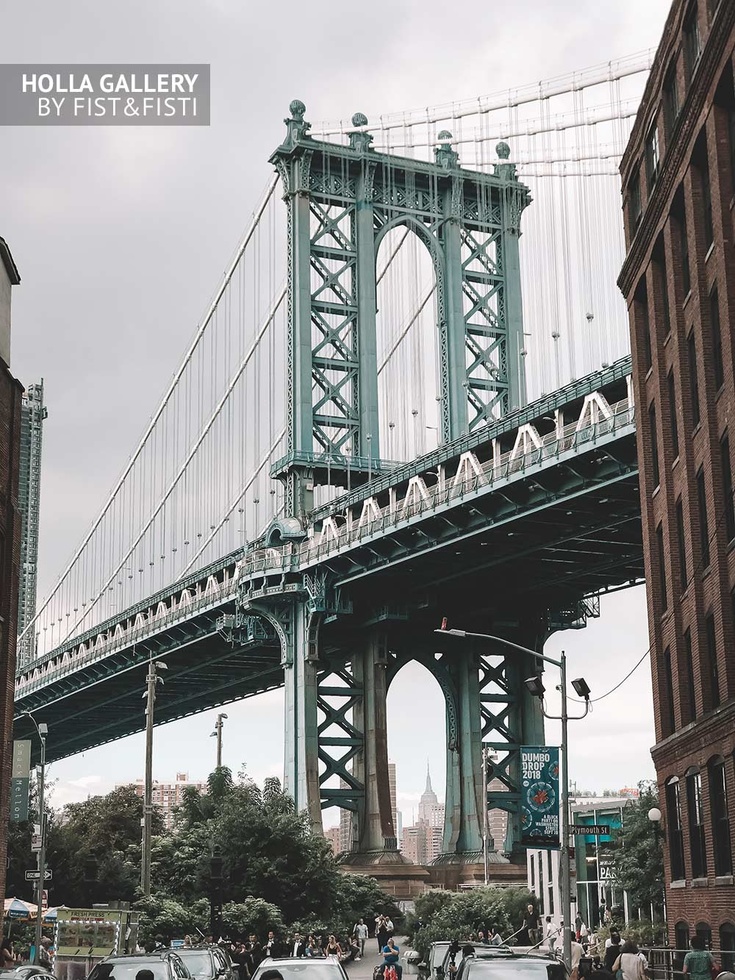 Вид на Манхэттенский мост посреди городских джунглей Нью-Йорка. Фотография для интерьера