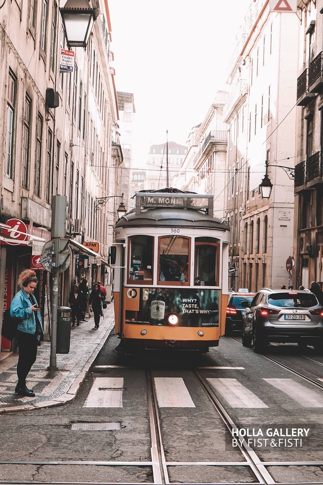 старый трамвай в Лиссабоне