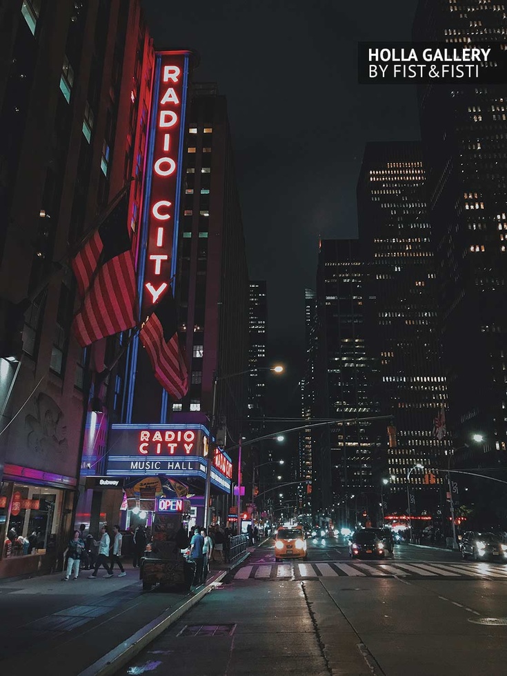 Radio City с видом на ночной New York. Фото для интерьера