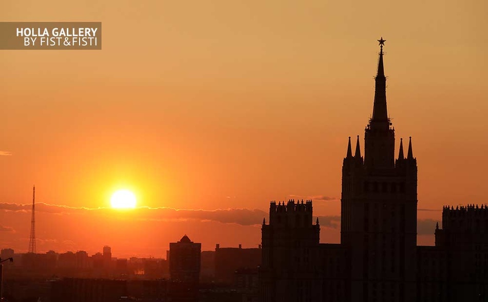 Высотка на Баррикадной на фоне заката, панорама Москвы. Фото картина