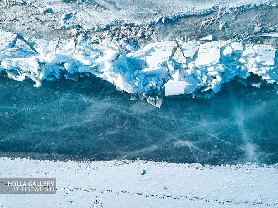 Ледяные глыбы на побережье замерзшего озера Байкал. Фотография Байкала для дизайна