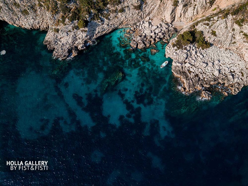Залив на Капри с коптера, фото картина. Бирюзовая вода Средиземного моря, лодка. Фото для интерьера