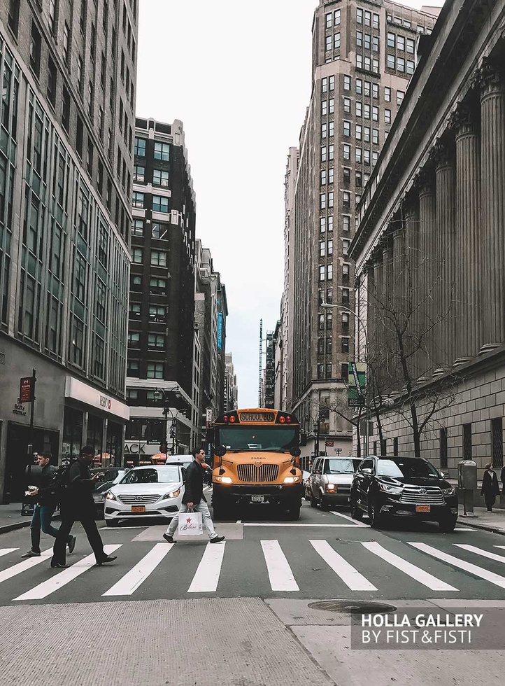 Нью-Йорк, школьный автобус, небоскребы, улица, пешеходы