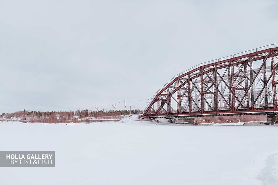 Заснеженная река и железнодорожный мост над притоком Байкала. Заказать фотографию в офис