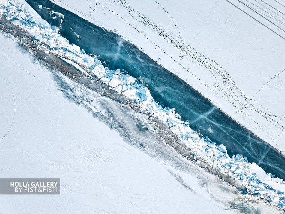 Фото с коптера на побережье Байкала во льду. Замерзшее озеро, следы, заснеженное побережье. Постеры на стену