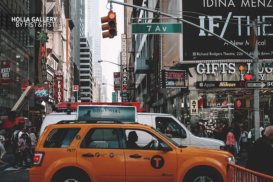New York lifestyle. Перекрёсток в Нью-Йорке. Желтое такси и небоскребы. Фотокартина