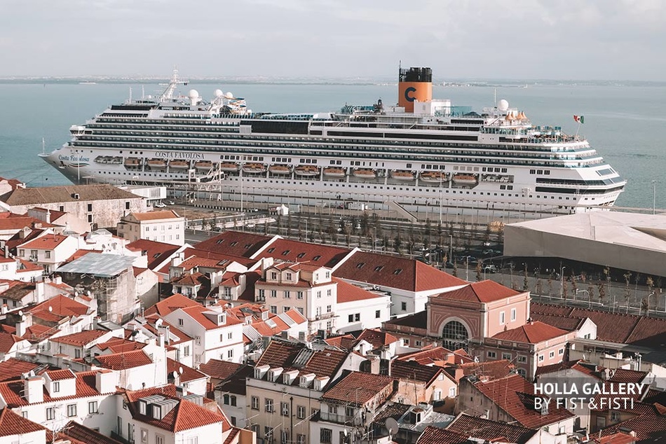 Фотообои города Лиссабон на фоне круизного лайнера.