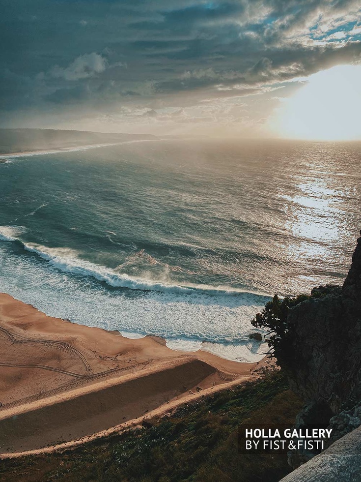 Панорамный вид на бухту у мыса Назаре. Португалия. Волны на закате