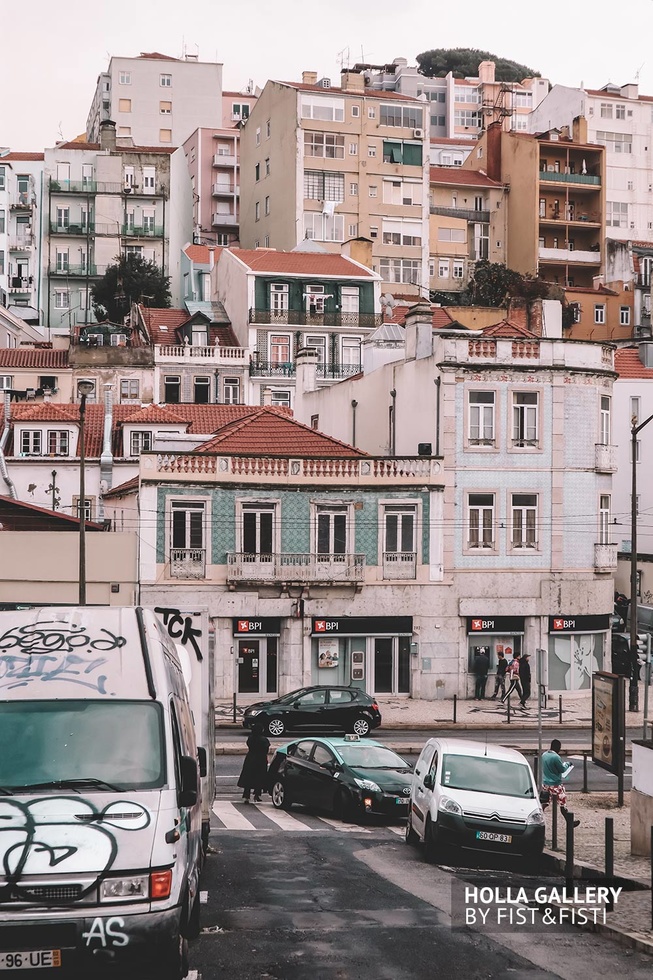 Разрисованная машина посередине улицы в городе Лиссабон.