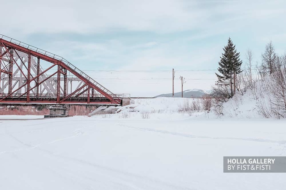 Железнодорожный мост на фоне гор через заснеженную реку у Байкала. Опушка леса. Купить плакат в офис