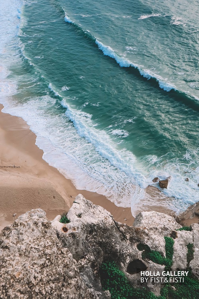 Красивый берег Nazare с волнами и песком. Фото со скалы.