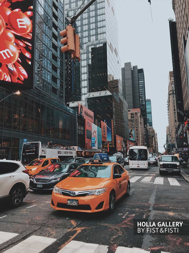 Желтое такси на фоне небоскребов. Улицы New York. Фото для интерьера