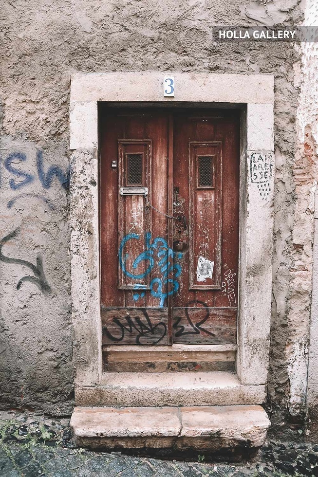 Двойные двери в стене на улице Лиссабона
