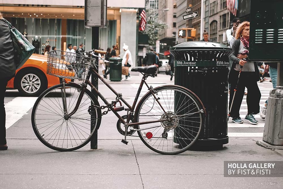Велосипед у перекрестка в Нью-Йорке на фоне желтого такси. Фотогалерея