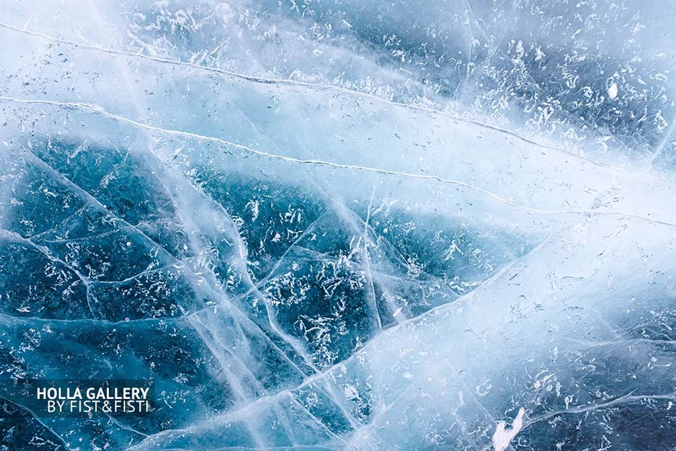Замерзшее озеро, трещины и узоры во льду Байкала. Бурятия. Плакат для дизайна интерьеров