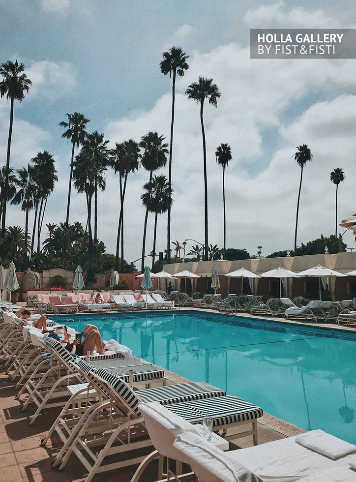 Шезлонги у бассейна на фоне пальм в Beverly Hills. Фото постер