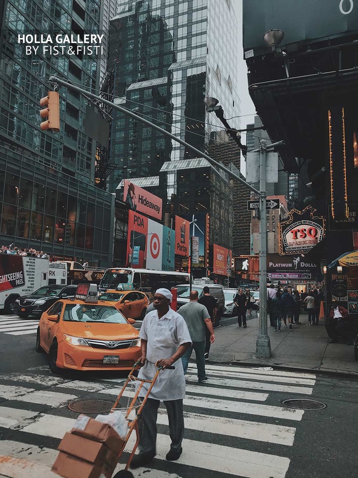 Работник на перекрестке в Нью-Йорке, на фоне желтого такси. Плакат