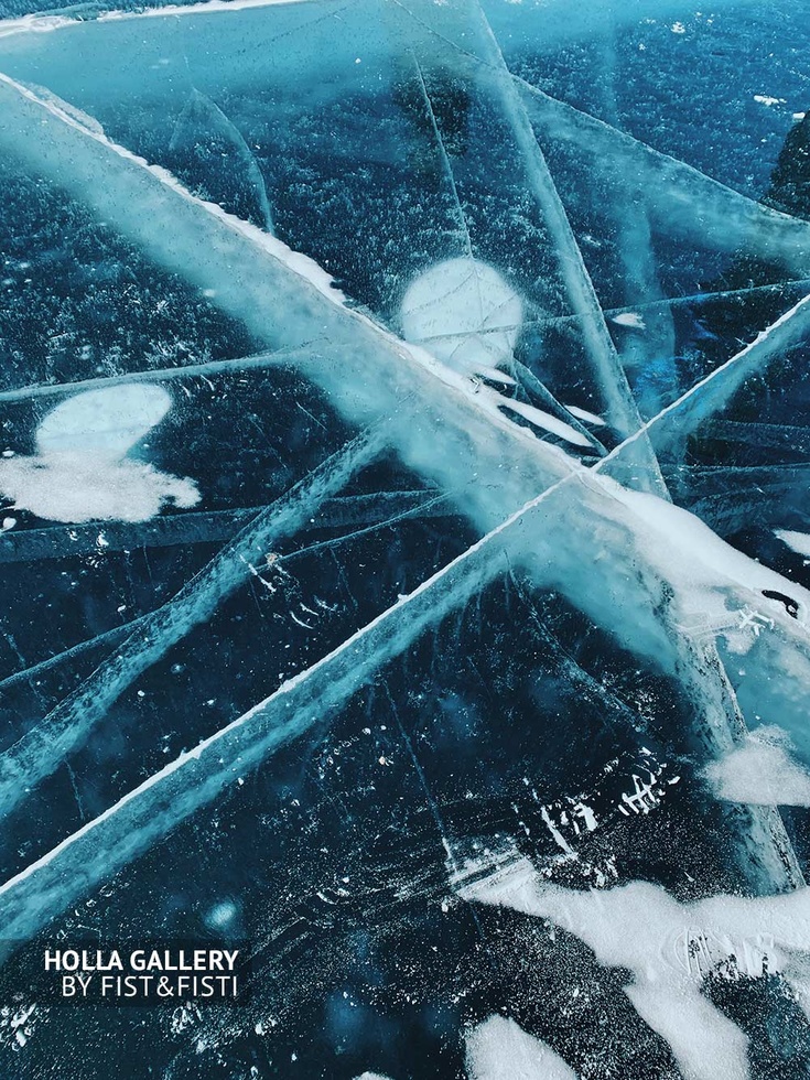 Трещины в глубоком льду Байкала. Зимний Байкал, замерзшее озеро. Заказать постер на стену