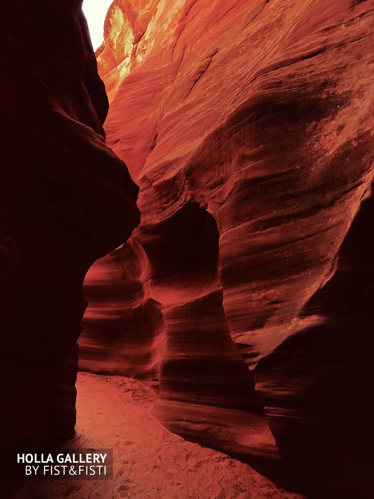 Внутренние проходы в Antelope Canyon. Игра света и тени в природе. Фотография для интерьера