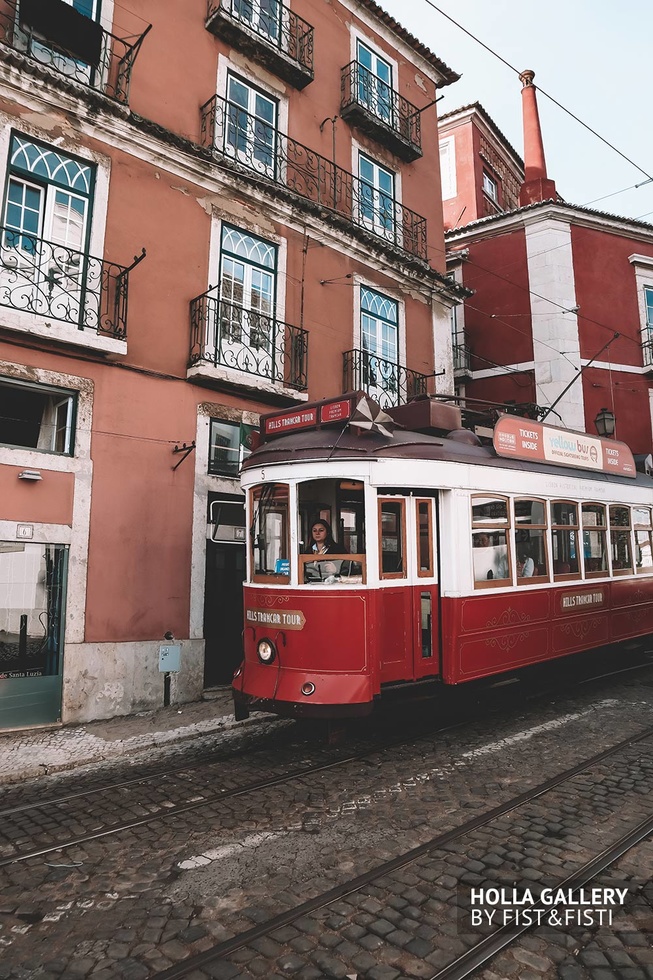 Красный трамвай на улочке Лиссабона. 