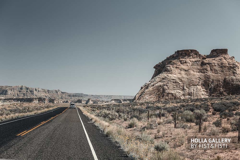 Дорога через скалистую пустыню в США