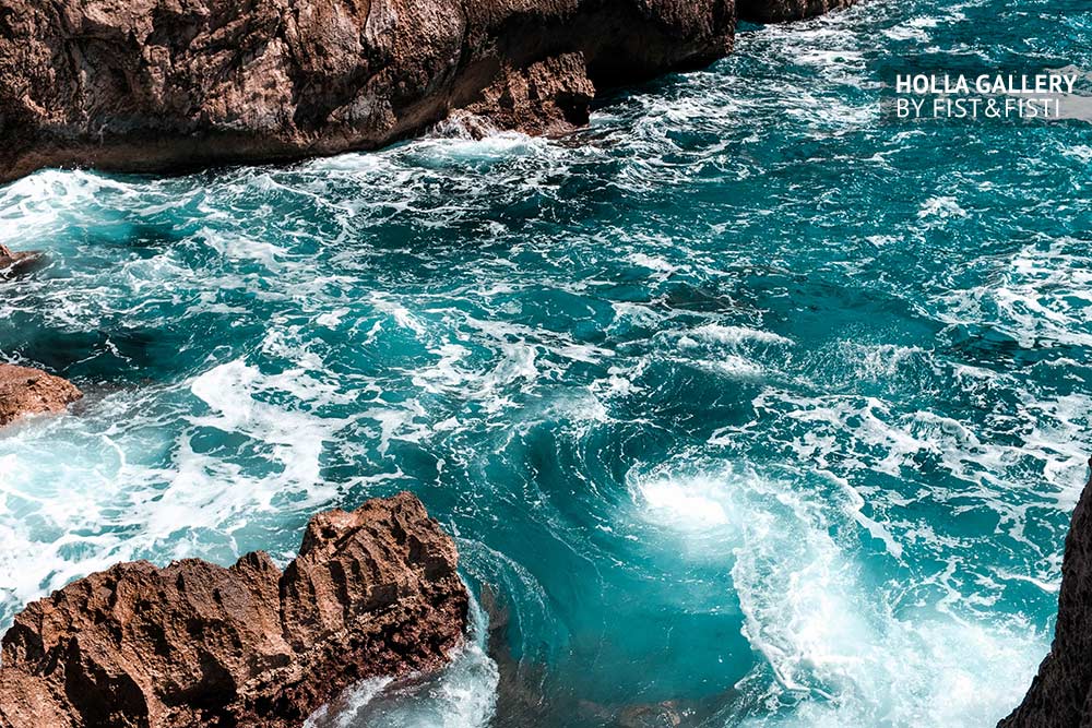 Вихрь в заливе бирюзового цвета у скал Капри в Италии