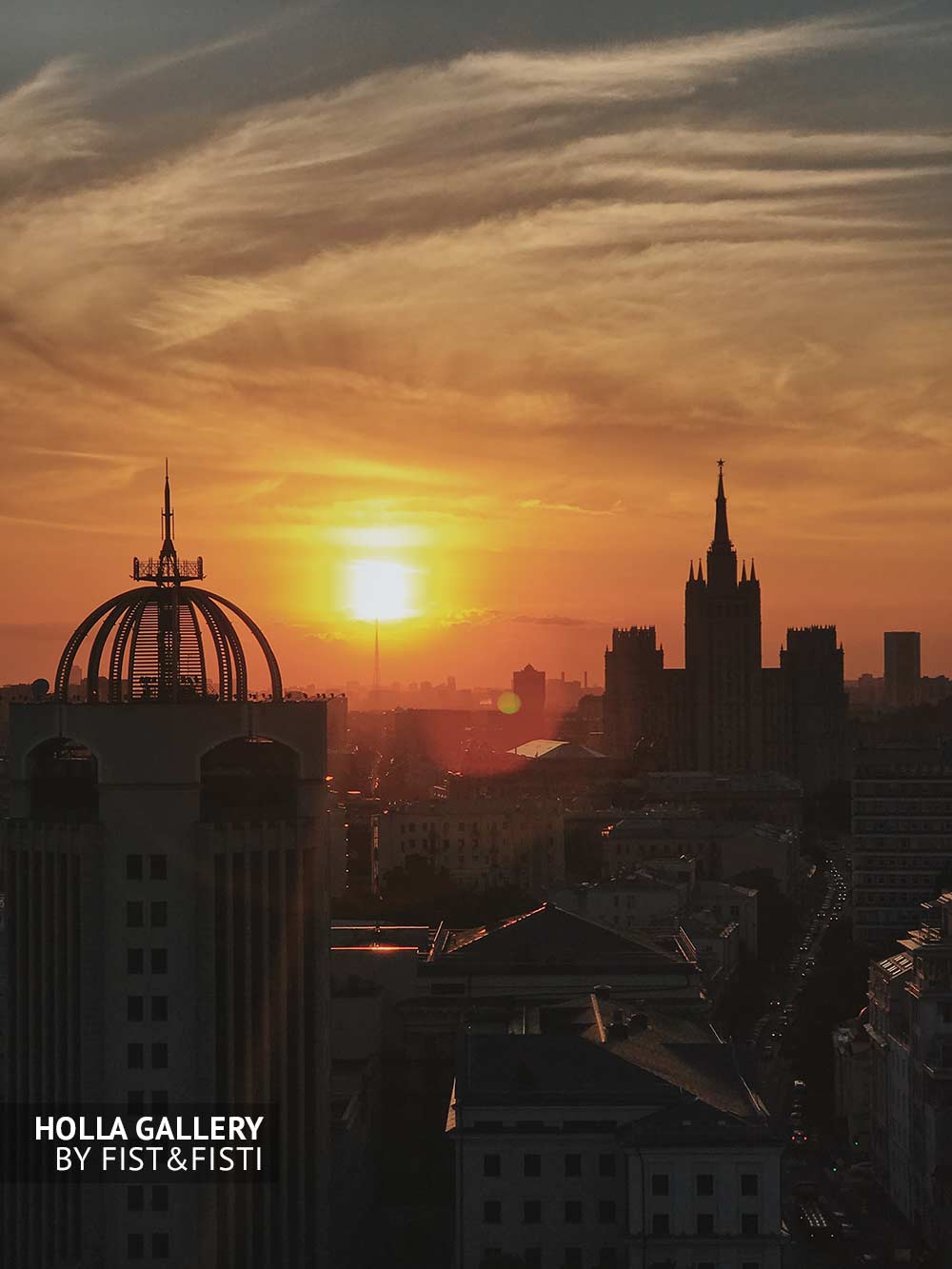 Московский пейзаж на фоне заката, Баррикадная высотка