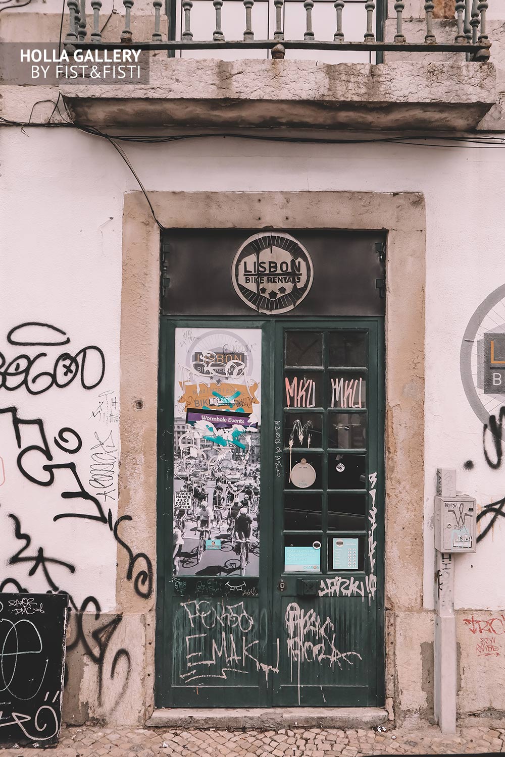 Высокая дверь с рисунками Графити в Лиссабоне