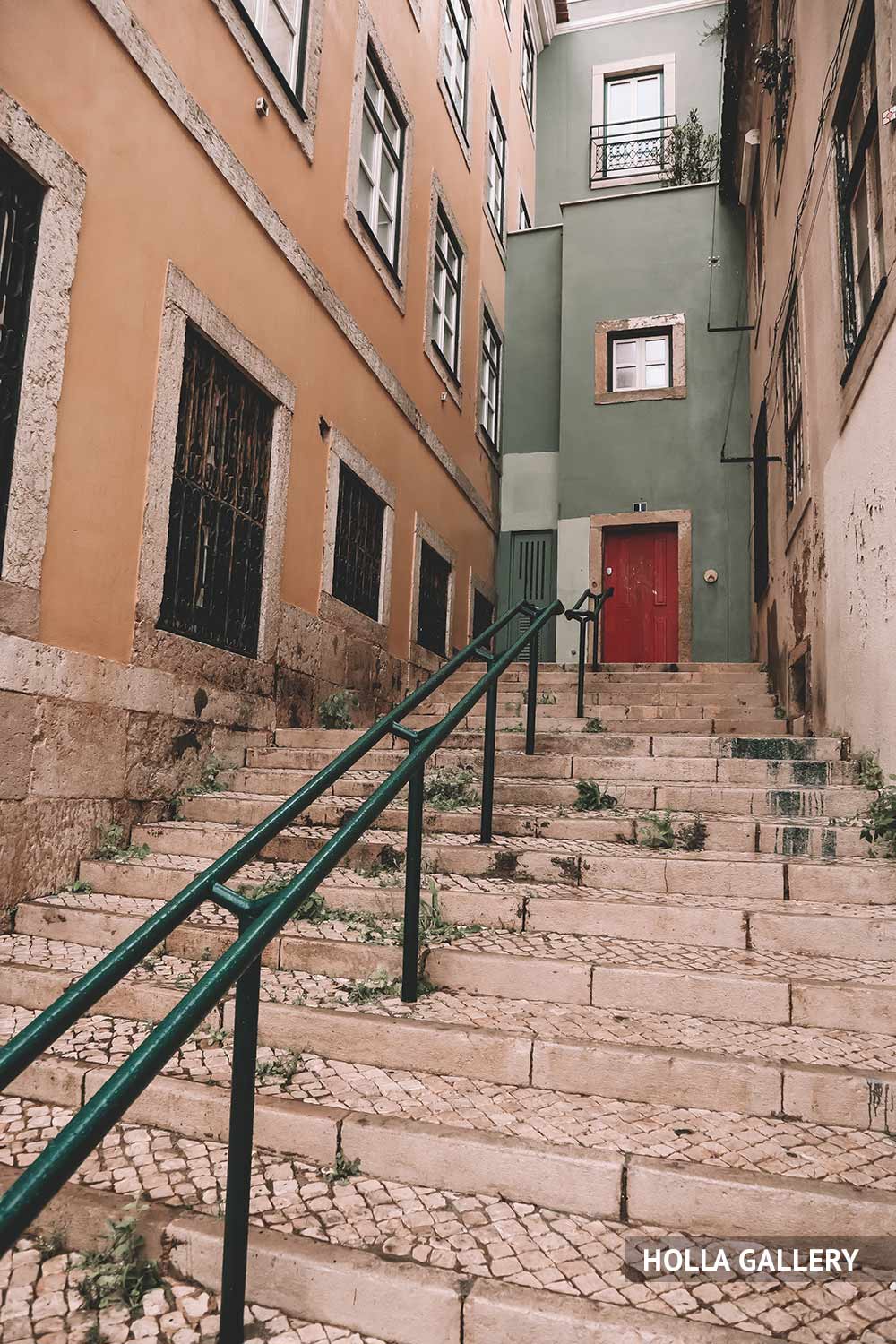 Лестница на узкой улице Лиссабона