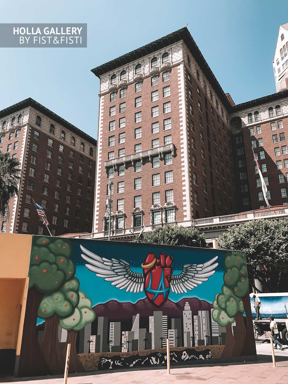 Уличное искусство на фоне зданий в Los Angeles. Стрит-арт Лос-Анджелеса, Калифорния