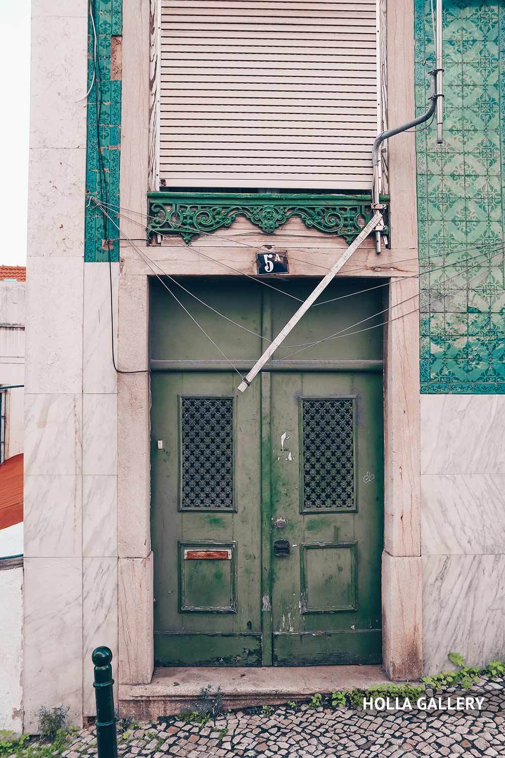 Зеленые двери одного из домов в Лиссабоне