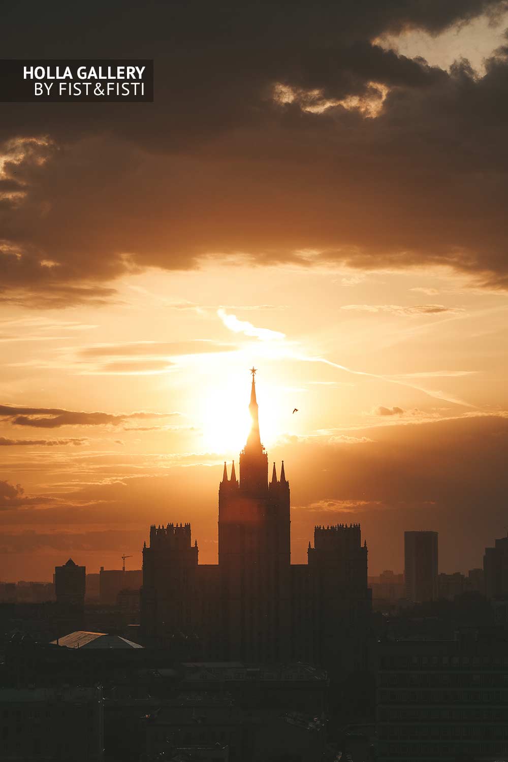 Сталинская высотка на закате, панорама Москвы. Картина