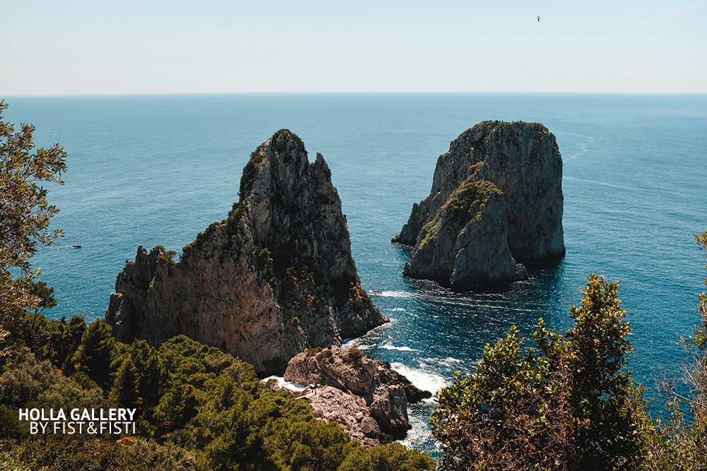 Скалы в заливе Средиземного моря на Capri в Италии 