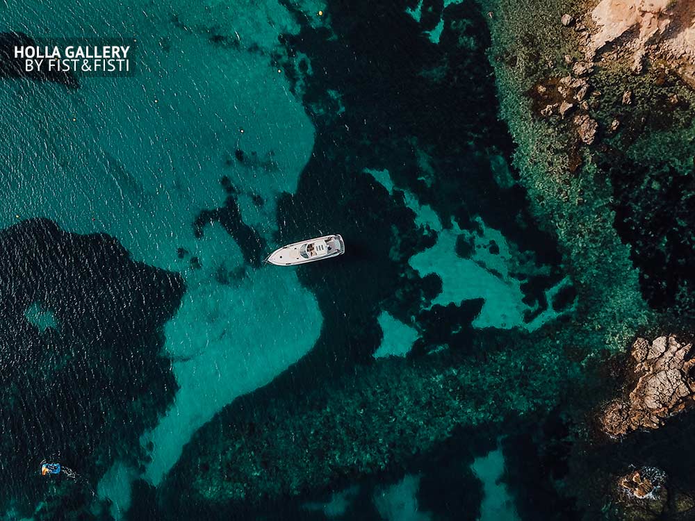Яхта на фоне бирюзового моря у побережья Mallorca, Испания. Фото картина