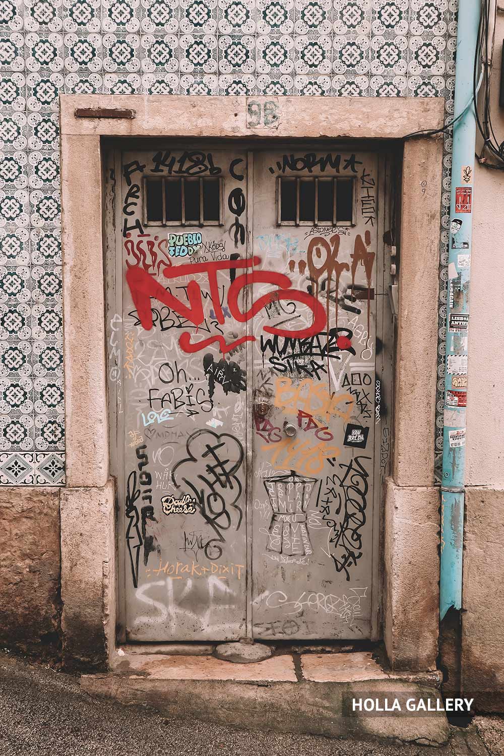 Железные двери в граффити в Лиссабоне