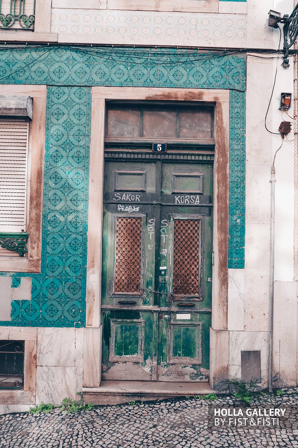 Старинный дверной проем в стене на улицах Лиссабона.
